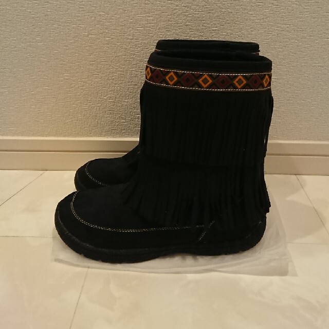 OshKosh(オシュコシュ)のOshKosh B'gosh フリンジ ブーツ ブラック 24cm レディースの靴/シューズ(ブーツ)の商品写真