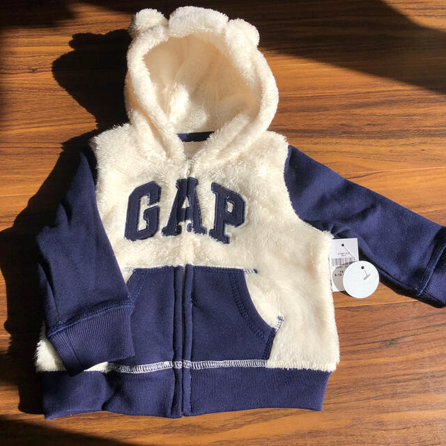 babyGAP(ベビーギャップ)の新品タグ付き　GAPボアパーカー　70 キッズ/ベビー/マタニティのベビー服(~85cm)(ジャケット/コート)の商品写真