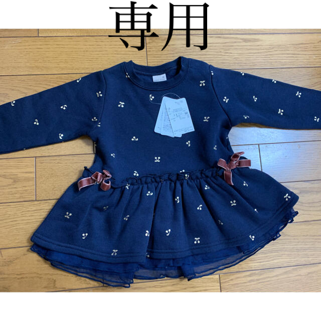 petit main(プティマイン)の新品未使用 petit mainチェリー箔柄チュニックトレーナー90  キッズ/ベビー/マタニティのキッズ服女の子用(90cm~)(Tシャツ/カットソー)の商品写真