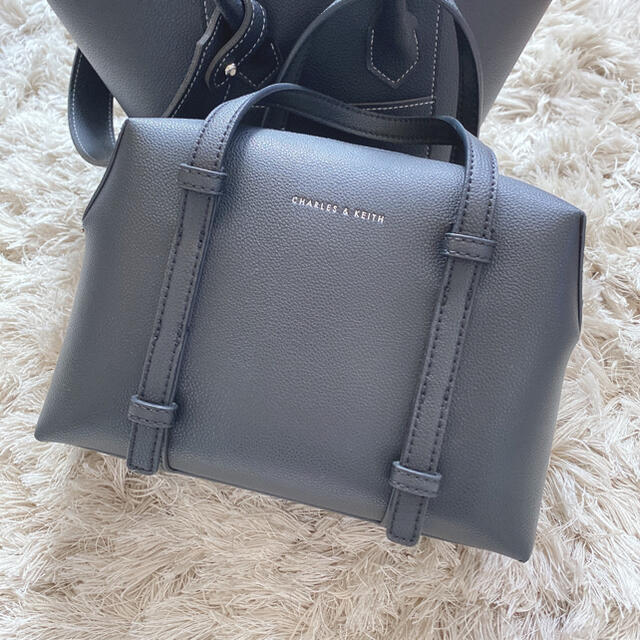 Charles and Keith(チャールズアンドキース)のCHARLES&KEITH バッグ　BLACK レディースのバッグ(ハンドバッグ)の商品写真