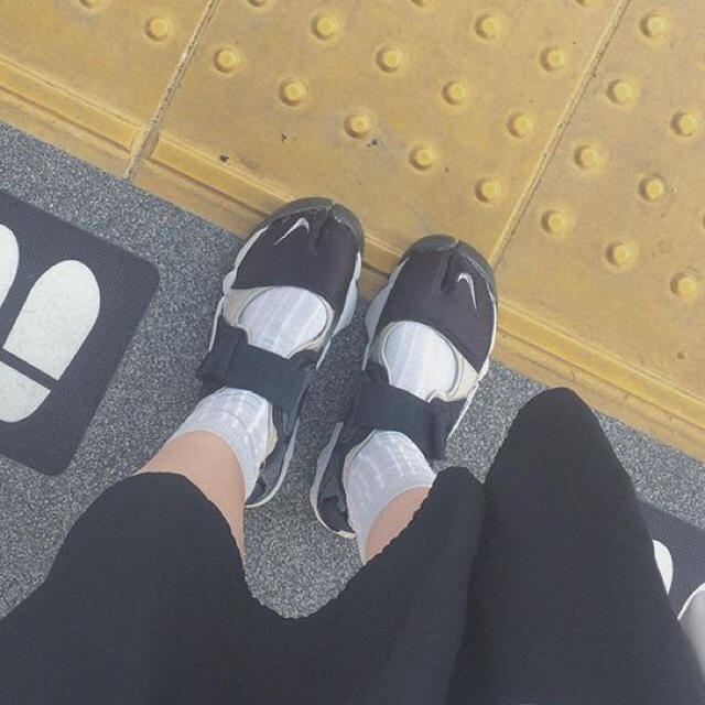 NIKE(ナイキ)のair rift 黒 レディースの靴/シューズ(その他)の商品写真