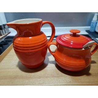 ルクルーゼ(LE CREUSET)の【値下げしました】ル・クルーゼ　ピッチャー＆シュガーポット　オレンジ(食器)