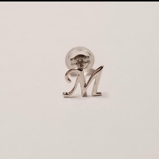 K14WGイニシャルピアス『M』　片耳分 メンズのアクセサリー(ピアス(片耳用))の商品写真