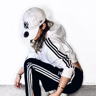 アディダス(adidas)のadidas originals ショート丈パーカー(トレーナー/スウェット)