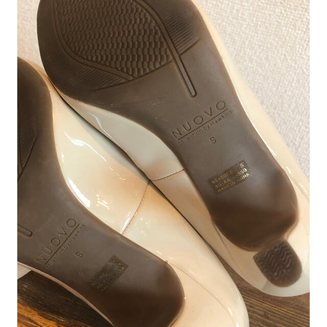 Nuovo(ヌォーボ)のMIZUKI様専用☆美品☆NUOVO ヌォーボ　エナメルパンプス ベージュ レディースの靴/シューズ(ハイヒール/パンプス)の商品写真