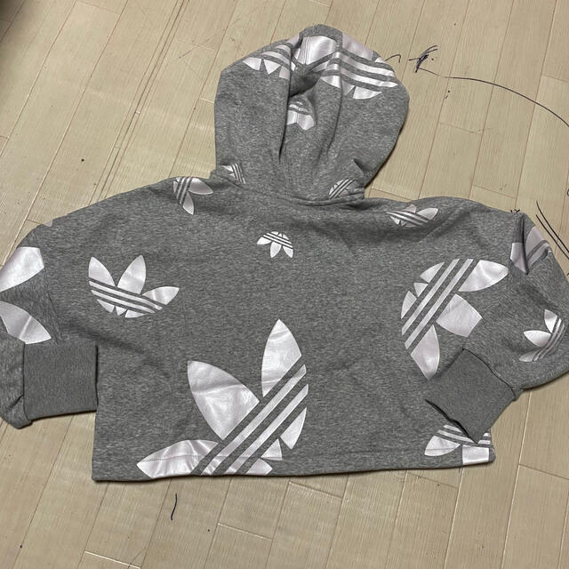 adidasoriginalsショート丈パーカー