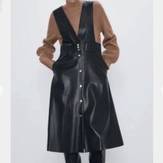 ザラ(ZARA)のフェイクレザージャンパースカート　ZARA(ひざ丈ワンピース)