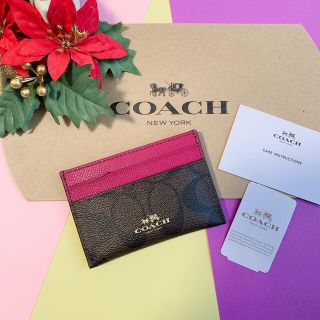 コーチ(COACH)の【訳ありお買い得品】coach コーチ　ダークシグネチャー　ピンク　カードケース(パスケース/IDカードホルダー)