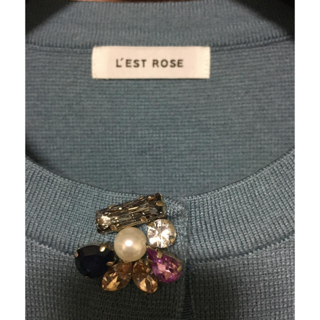 L'EST ROSE(レストローズ)の本日限定値下げ♡レストローズ ♡新品♡ ビジューボタン ニットカーディガン レディースのトップス(カーディガン)の商品写真