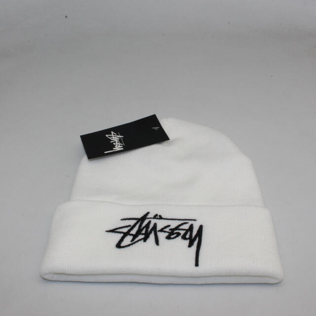 stussy ステューシー ニット帽 ロゴ刺繍　ホワイト　　白 メンズの帽子(ニット帽/ビーニー)の商品写真