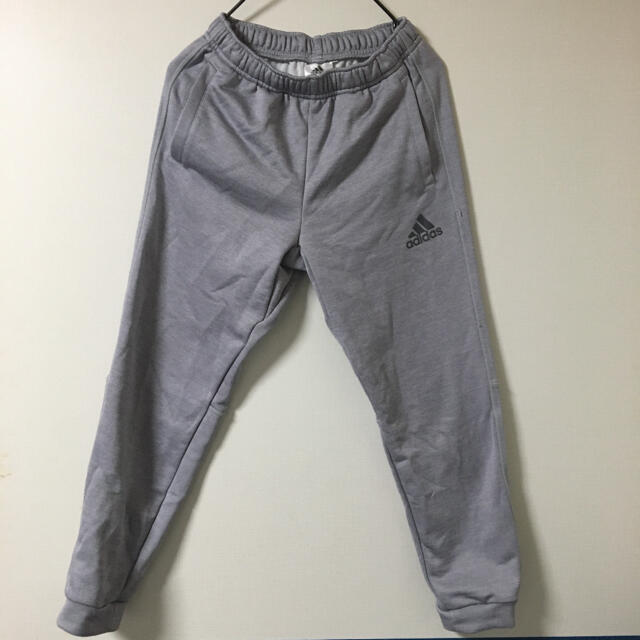 adidas(アディダス)のadidas トラックパンツ ジャージ　グレー  140 キッズ/ベビー/マタニティのキッズ服男の子用(90cm~)(パンツ/スパッツ)の商品写真