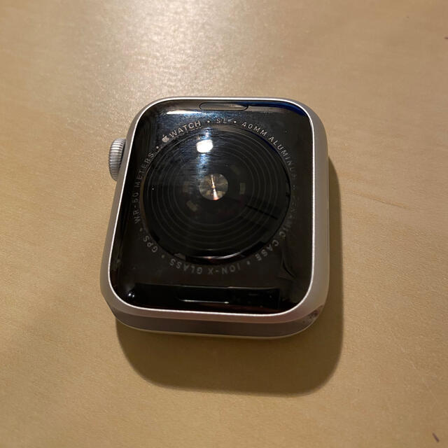 Apple Watch(アップルウォッチ)のApple Watch SE GPS 40mm シルバー　アルミニウム　バンド付 メンズの時計(腕時計(デジタル))の商品写真
