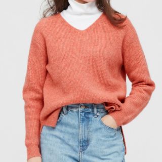 ユニクロ(UNIQLO)の最新ユニクロ　スフレヤーンＶネックサイドスリット長袖ニットM(ニット/セーター)