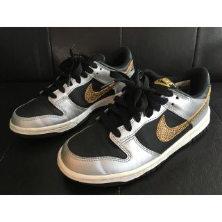 ナイキ(NIKE)の【美品】DUNK LOW(black/gold python) 22.5(スニーカー)