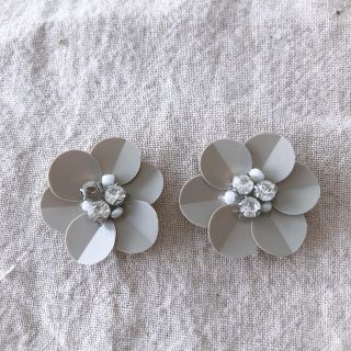 イエナ(IENA)のスパンコールのお花のピアス(ピアス)