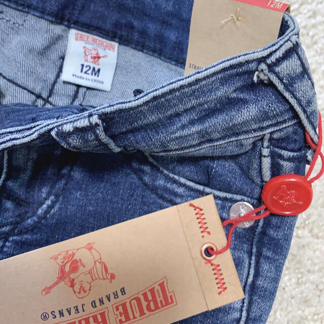 True Religion(トゥルーレリジョン)の新品 トゥルーレリジョン ベビーデニム 12M 90子供用ジーンズ ファミリア  キッズ/ベビー/マタニティのキッズ服男の子用(90cm~)(パンツ/スパッツ)の商品写真