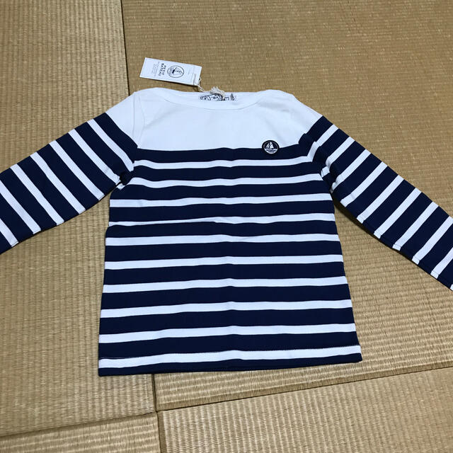 PETIT BATEAU(プチバトー)の最終値下げ　新品　プチバトー　長袖プルオーバー キッズ/ベビー/マタニティのキッズ服男の子用(90cm~)(Tシャツ/カットソー)の商品写真