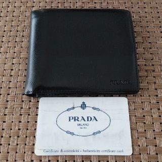 プラダ(PRADA)のプラダ サフィアーノ ブラックレザー コンパクト ウォレット 二つ折り財布(折り財布)