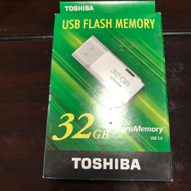 東芝(トウシバ)のUSBメモリー　TOSHIBA 32GB スマホ/家電/カメラのPC/タブレット(PC周辺機器)の商品写真
