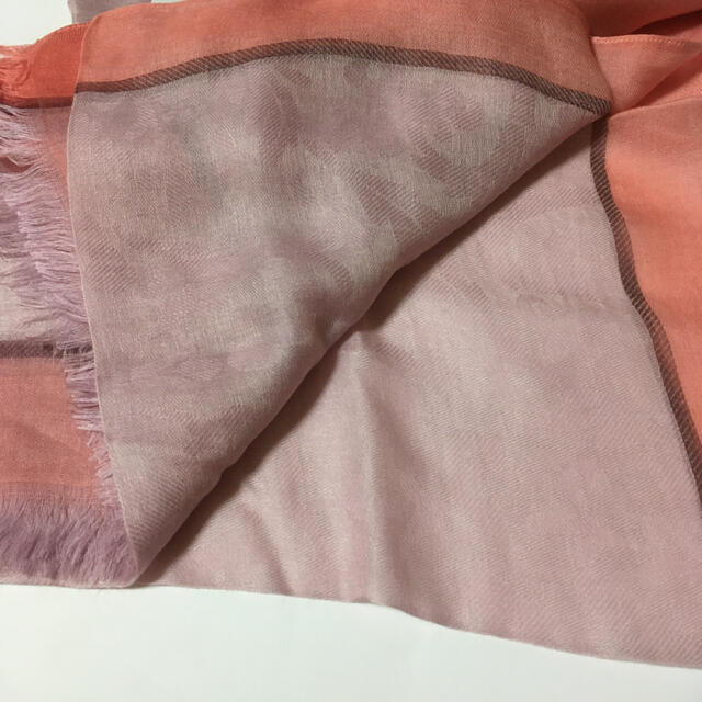AQUA SCUTUM(アクアスキュータム)のAquascutum アクアスキュータム　シルク混　ピンク　ストール  レディースのファッション小物(マフラー/ショール)の商品写真