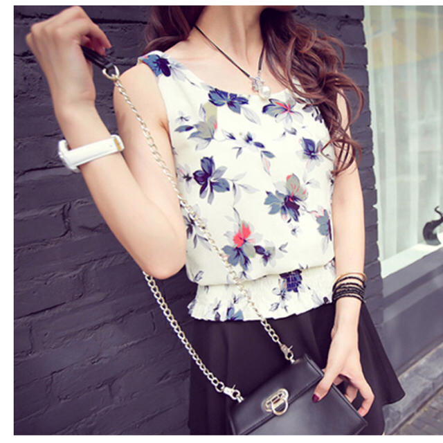新品♡裾シャーリング花柄タンクトップス レディースのトップス(シャツ/ブラウス(半袖/袖なし))の商品写真
