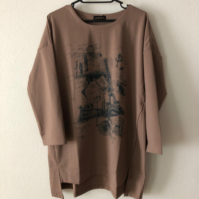 ⭐︎✨新品・未使用✨モカブラウンカラーのツルツルとしたロンT レディースのトップス(Tシャツ(長袖/七分))の商品写真