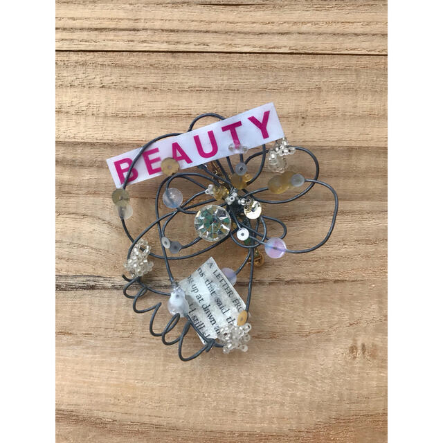 ブローチ　ワイヤー　アート　BEAUTY ロゴ　メッセージ ハンドメイドのアクセサリー(コサージュ/ブローチ)の商品写真