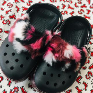 クロックス(crocs)のクロックス レディース ファーサンダル 23.5cm used 11/27♩45(サンダル)