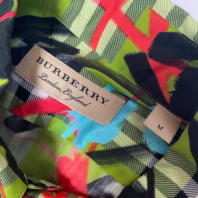 速くおよび自由な テテ着用 Burberry ペイント シャツ