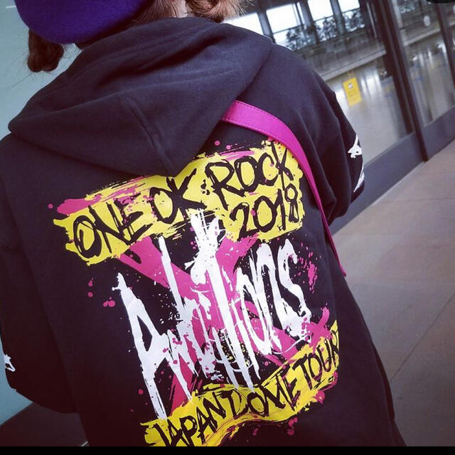 ONE OK ROCK(ワンオクロック)のワンオク　パーカー エンタメ/ホビーのタレントグッズ(ミュージシャン)の商品写真