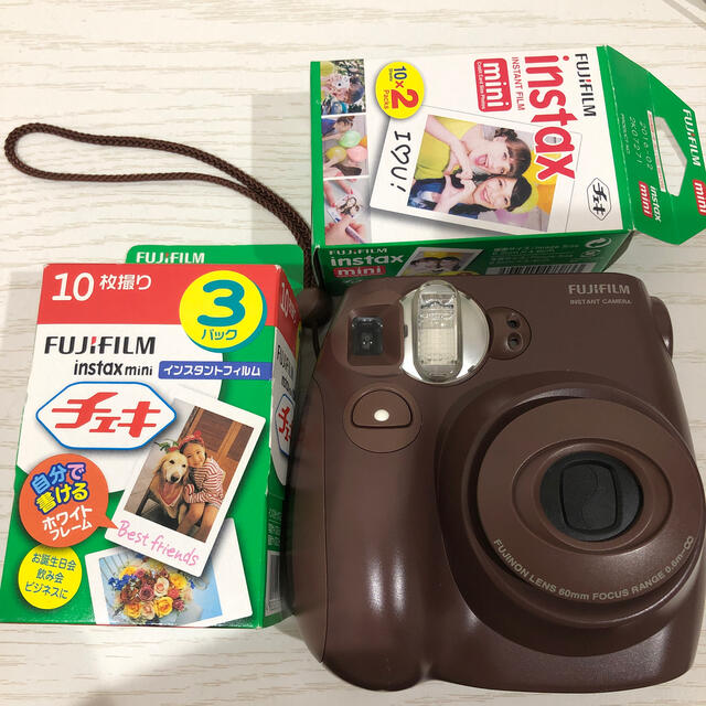 富士フイルム(フジフイルム)のチェキ本体 チョコ色 フィルム付き スマホ/家電/カメラのカメラ(フィルムカメラ)の商品写真