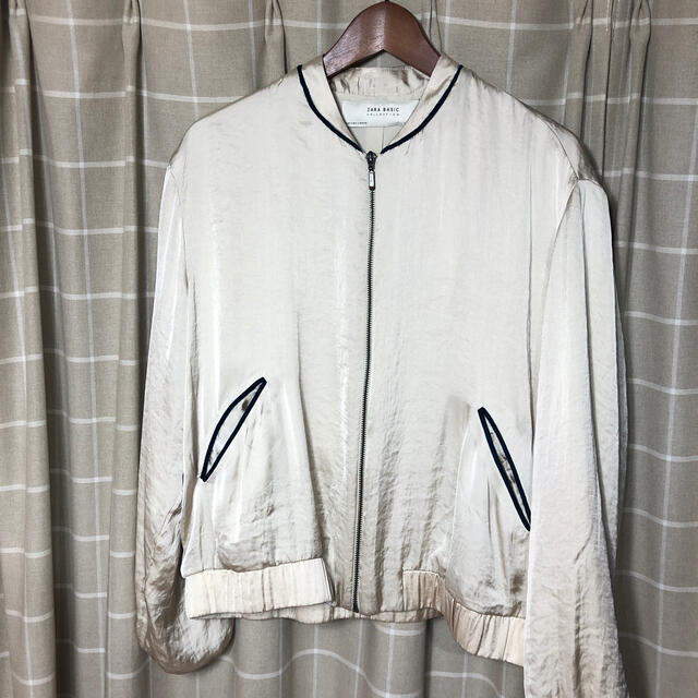 ZARA(ザラ)のザラZARA 人気完売　刺繍スタジャン風ブルゾン レディースのジャケット/アウター(ブルゾン)の商品写真