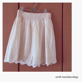 アースミュージックアンドエコロジー(earth music & ecology)の白の涼しげな刺繍のコットンレーススカート(ミニスカート)