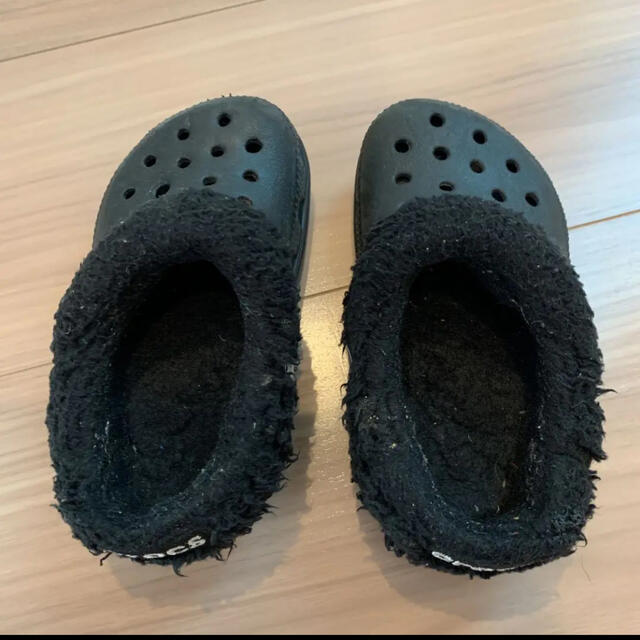 crocs(クロックス)の黒ボア付きクロックス キッズ/ベビー/マタニティのキッズ靴/シューズ(15cm~)(サンダル)の商品写真