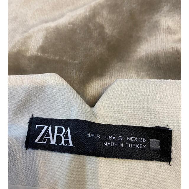 ZARA(ザラ)のzara ハイウエストパンツ　Sサイズ（オフホワイト） レディースのパンツ(カジュアルパンツ)の商品写真