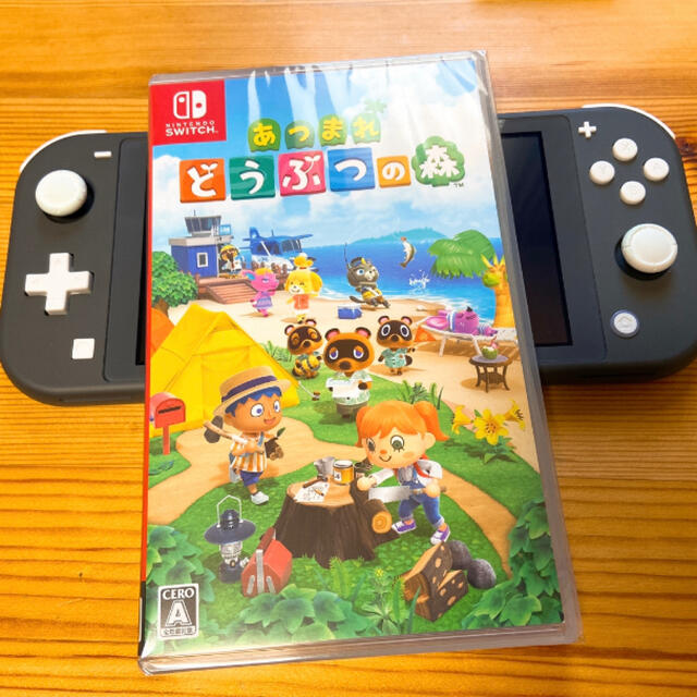 Nintendo Switch(ニンテンドースイッチ)のSwitch lite(美品) +あつ森+ let's goピカチュウ エンタメ/ホビーのゲームソフト/ゲーム機本体(携帯用ゲーム機本体)の商品写真