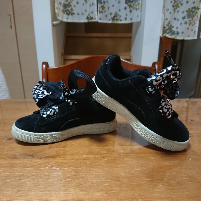 PUMA(プーマ)の美品 PUMA プーマ SUEDE スエード スニーカー 黒 17cm 女の子 キッズ/ベビー/マタニティのキッズ靴/シューズ(15cm~)(スニーカー)の商品写真