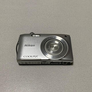 ニコン(Nikon)の《送料無料》coolpix s3300 本体のみ(コンパクトデジタルカメラ)