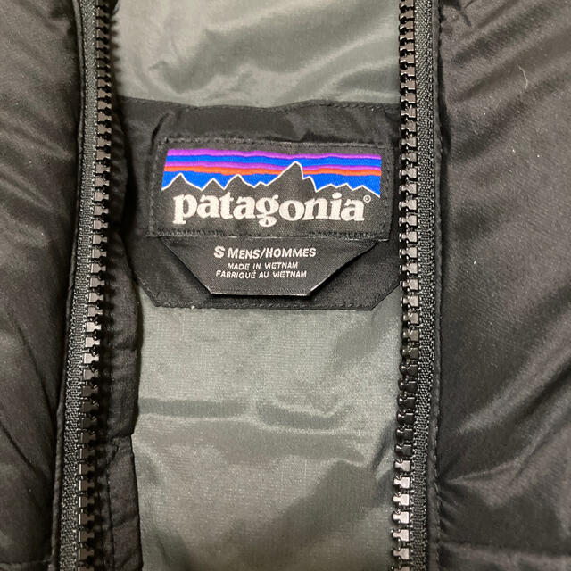 patagonia(パタゴニア)のパタゴニア ハイパーパフ フーディ　Sサイズ　ブラック　ダスパーカ メンズのジャケット/アウター(ダウンジャケット)の商品写真