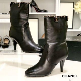 シャネル(CHANEL)の745 未使用 シャネル レザー チェーン ショートブーツ 黒(ブーツ)