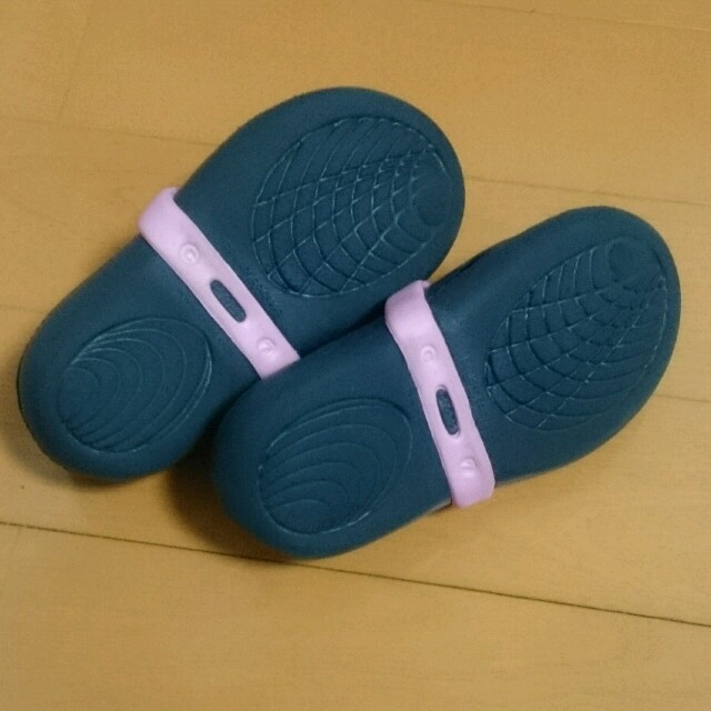 crocs(クロックス)のクロックス/キーリーフラワーフラット キッズ/ベビー/マタニティのキッズ靴/シューズ(15cm~)(サンダル)の商品写真