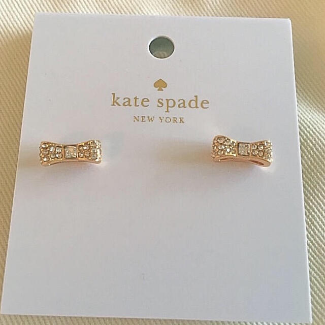 kate spade new york(ケイトスペードニューヨーク)のケイトスペード♠︎新品 リボン型ピアス ゴールド レディースのアクセサリー(ピアス)の商品写真