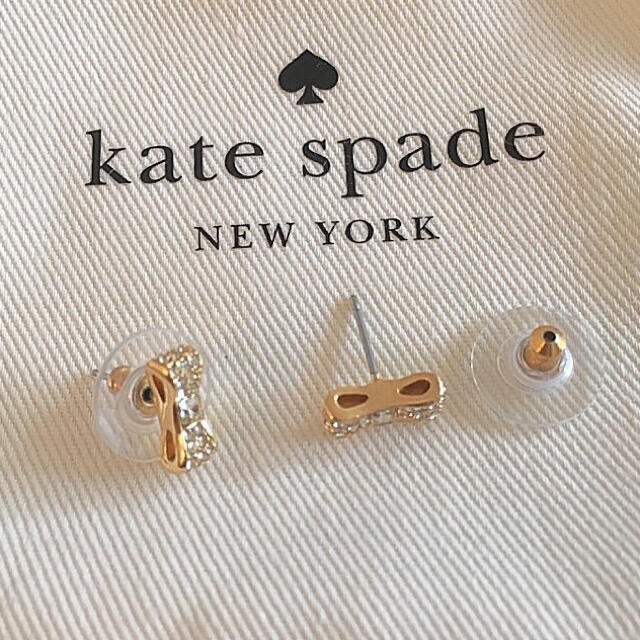 kate spade new york(ケイトスペードニューヨーク)のケイトスペード♠︎新品 リボン型ピアス ゴールド レディースのアクセサリー(ピアス)の商品写真