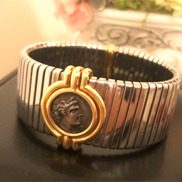 BVLGARI(ブルガリ)の入手困難！ブルガリ　モネーテ　古代コイン　バングル   ブレスレット レディースのアクセサリー(ブレスレット/バングル)の商品写真