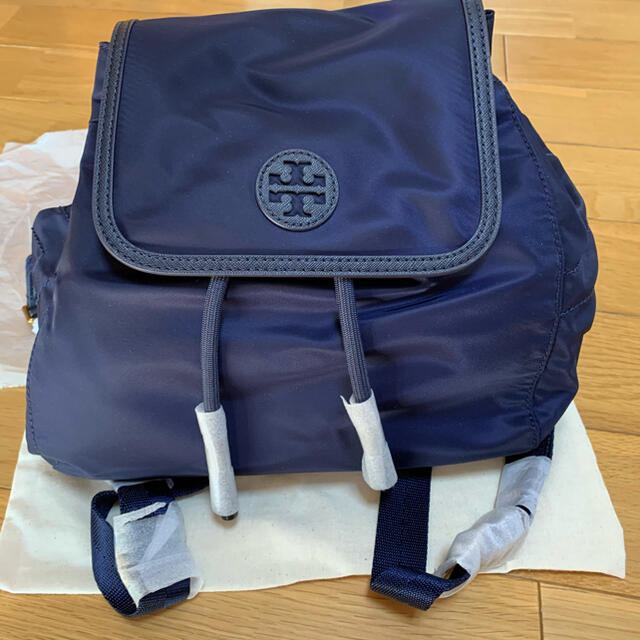 Tory Burch(トリーバーチ)の【期間限定】未使用トリーバーチ　リュック　紺 レディースのバッグ(リュック/バックパック)の商品写真