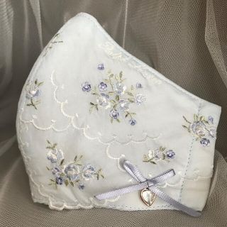 ラルフローレン(Ralph Lauren)のラルフローレン❁お花の刺繍のマスクカバー　リボンと♡チャーム付き❁(その他)