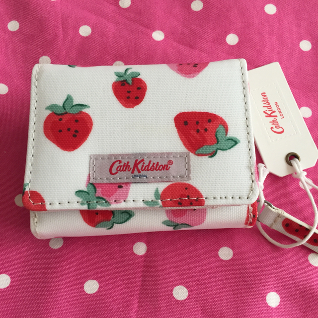 Cath Kidston(キャスキッドソン)のキャスキッドソン  財布 いちご イチゴ  Cath Kidston レディースのファッション小物(財布)の商品写真