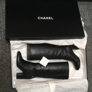 シャネル(CHANEL)のシャネルCHANEL 黒ロングブーツ　マトラッセ美品ブラックゴールドココマーク(ブーツ)