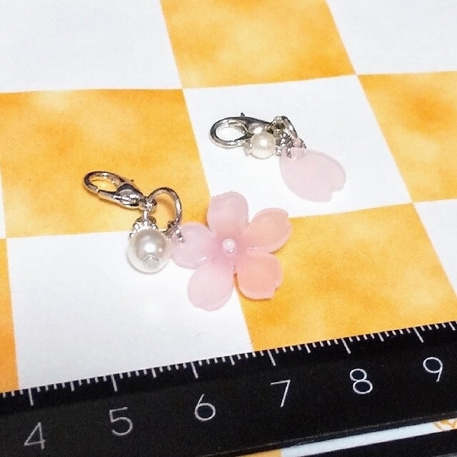 【C-1】揺れる桜のマスクチャーム ２個セット シルバー系 ハンドメイドのアクセサリー(チャーム)の商品写真