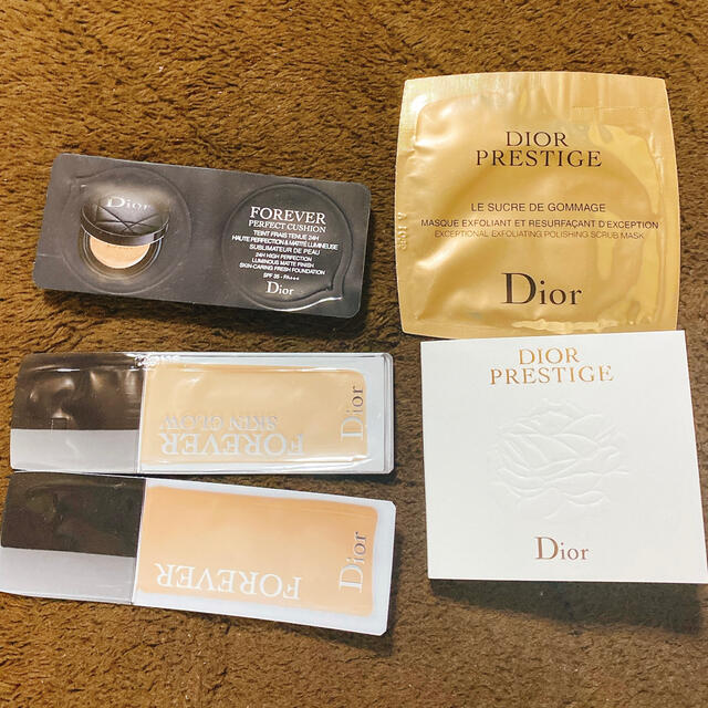Dior(ディオール)のDIor ポーチセット　キーホルダー・サンプル付き コスメ/美容のキット/セット(コフレ/メイクアップセット)の商品写真